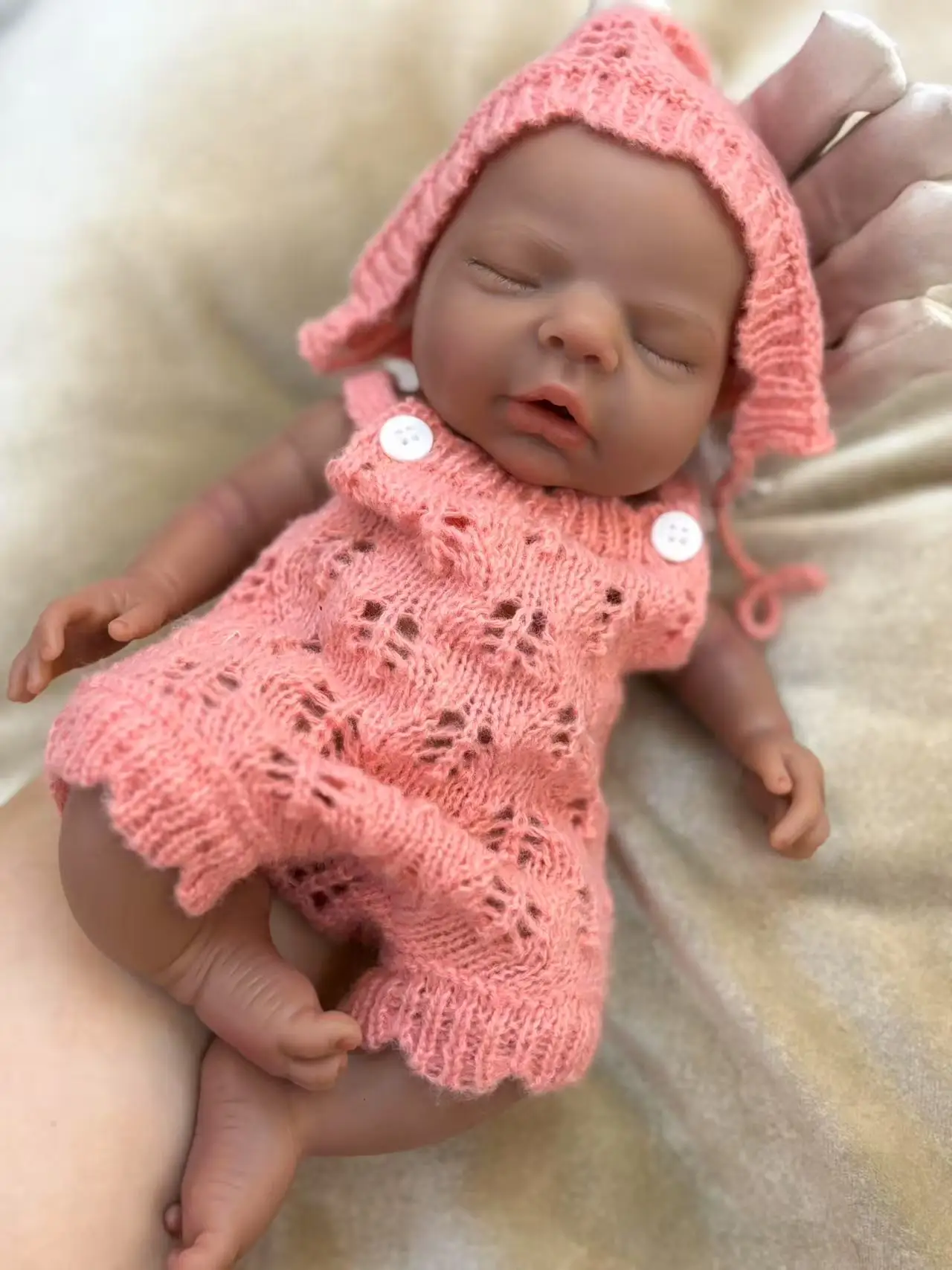 Muñeca Reborn de silicona de piel oscura de 10 pulgadas, muñeca recién nacida de silicona suave pintada con vestido Adorable para chico