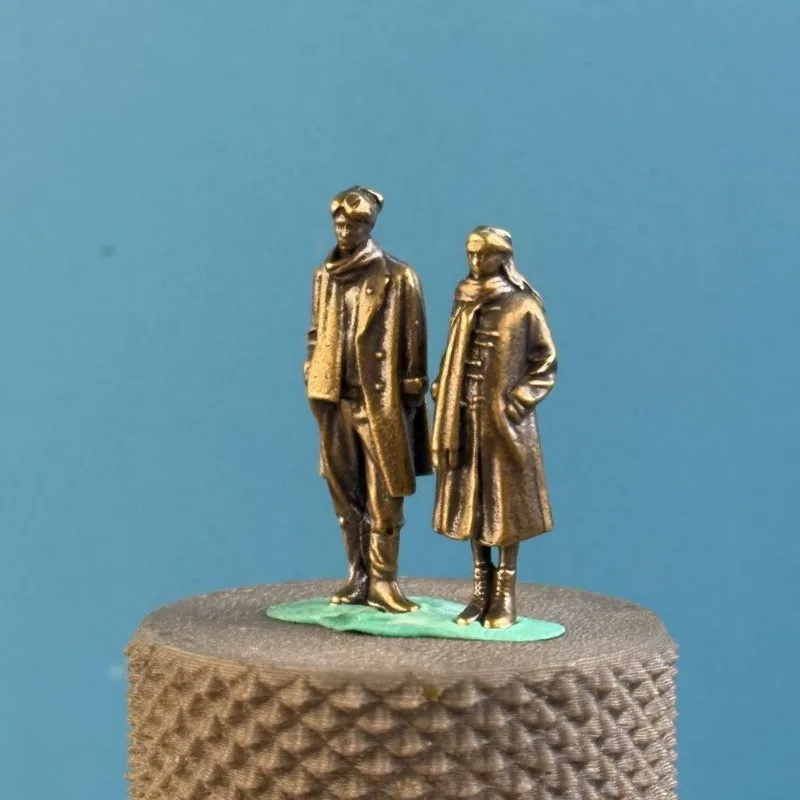 Metal Brass Fashionable Couple Wearing Winter Clothes 1:64 Modern Action Figures Models Miniature Ornament Accessories Toys