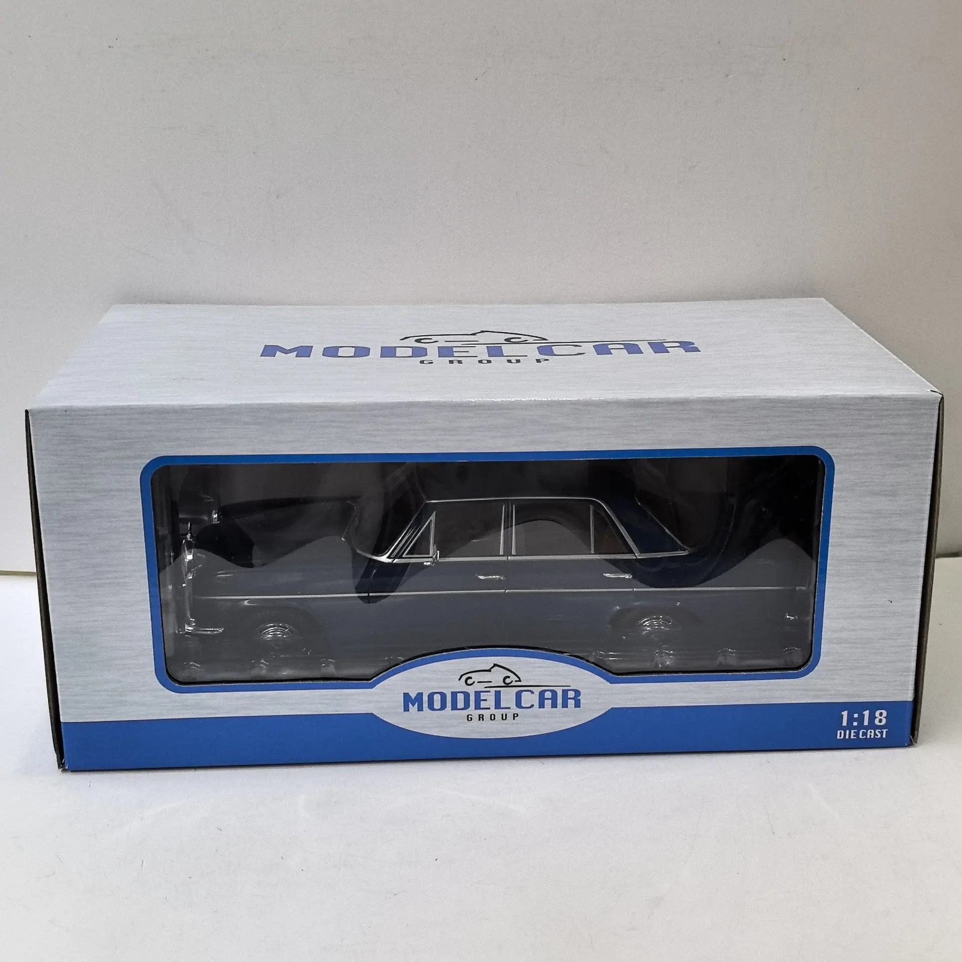 

Модель автомобиля Flaws Diecast MCG 1/18 Scale BENZ 220D W115 O3 из сплава