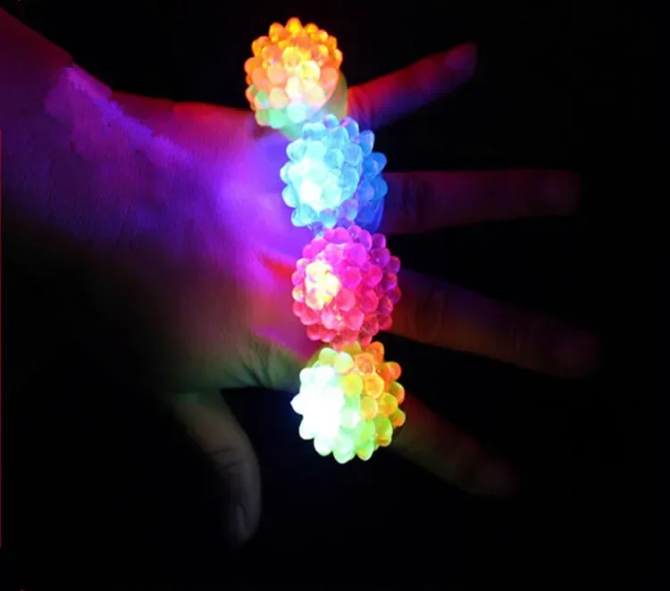 [Lustig] 50 teile/los blinkende LED leuchten Spielzeug holprige Gelee Ringe Spielzeug leuchtende Erdbeer Modell Ring Mädchen Abend der Verzierung Geschenk