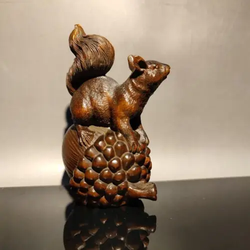 chinese carved wooden squirrel figurine decoration wood statue Boxwood Pinecone