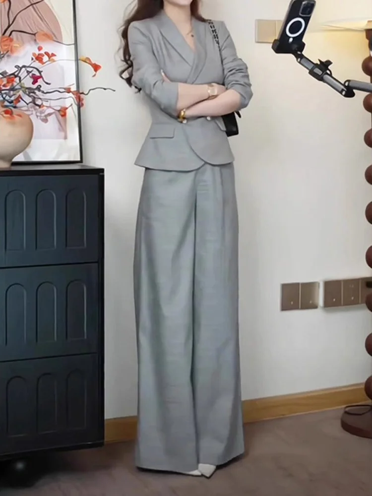 

Модный женский костюм-двойка для осени: элегантный деловой комплект с широкими брюками и пиджаком, с V-образным вырезом, высокой талией, несминаемый