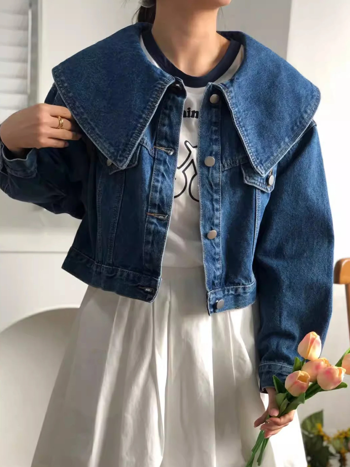 

Новая весенняя модель: Укороченная джинсовая куртка с воротником-стойкой и одной пуговицей, свободного кроя, для женщин, из комфортного полиэфирного волокна, с эффектом омоложения.