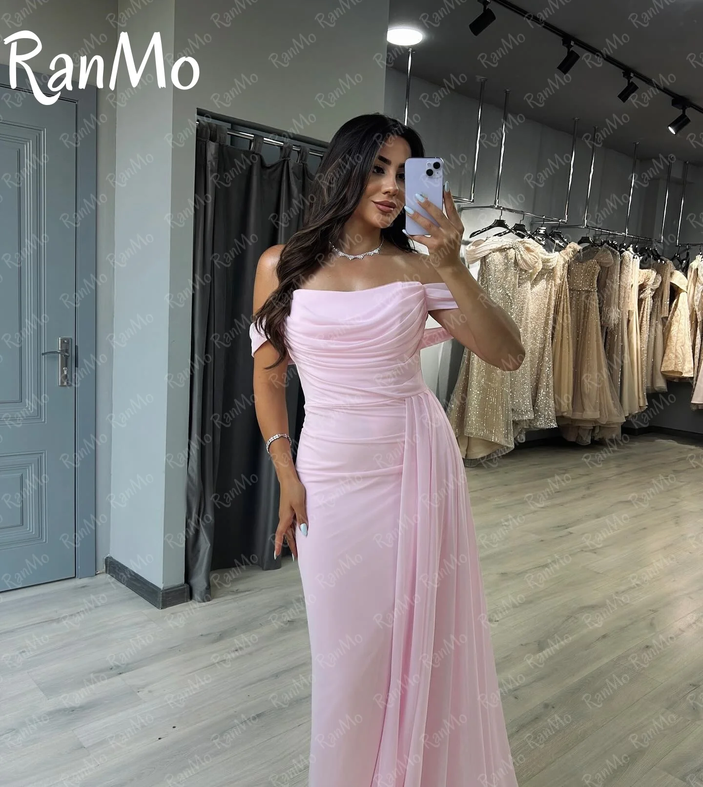 Ranmo Abiti da ballo in chiffon rosa personalizzati con spalle scoperte Pieghe a trapezio Lunghezza pavimento Abito da cerimonia nuziale Elegante da sera per donna