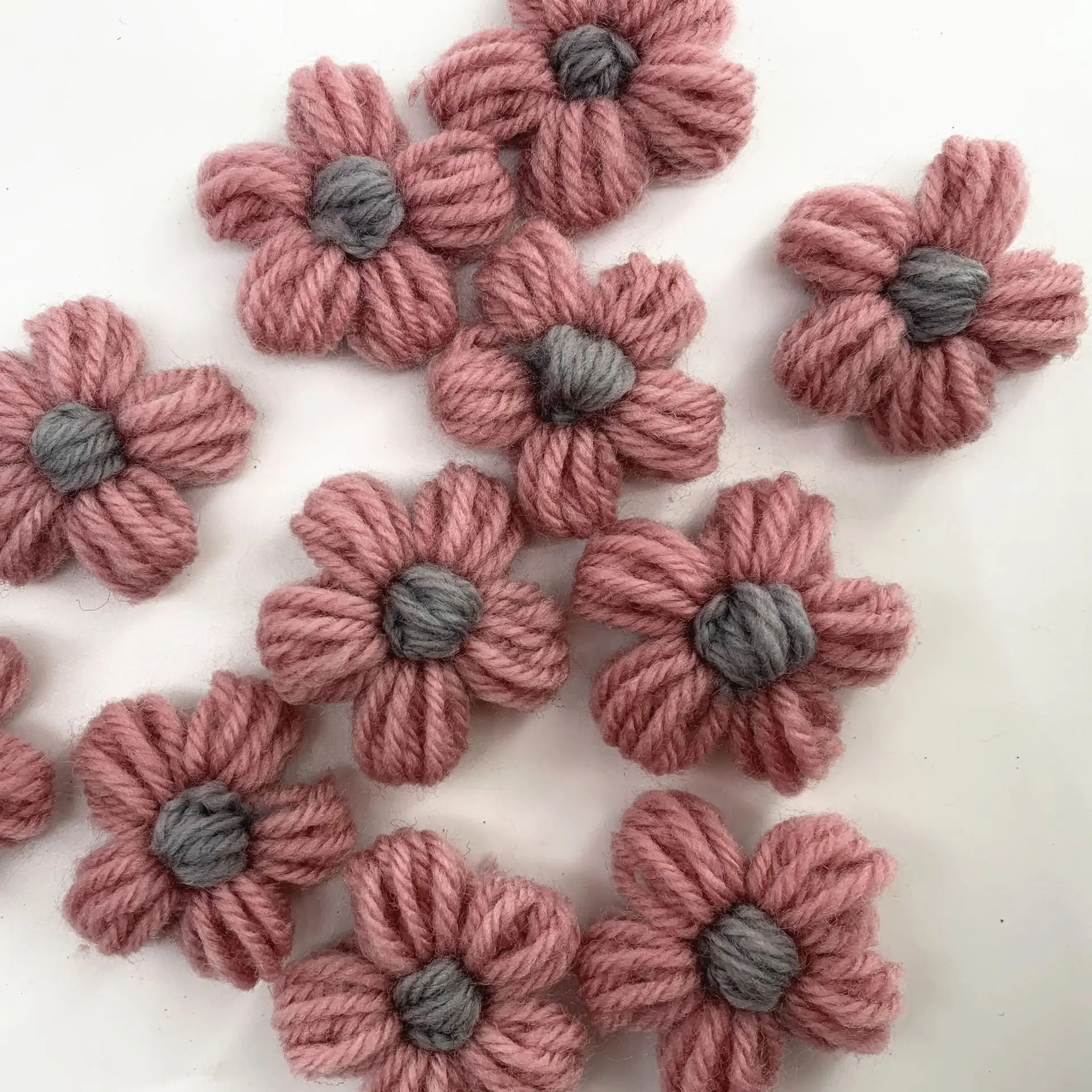 10pcs New Hand-Woven Flower Wool Crochet Yarn Textile Flower Handmade Weeding Flowers Clothing accessories colorful puff flower