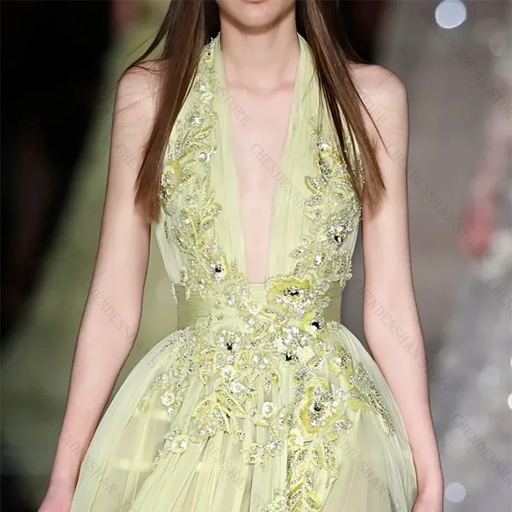 Neckholder-Abendkleid mit V-Ausschnitt, Spitzenapplikation und Perlen, Chiffon, plissiert, hellgelb, rückenfrei, Ballkleider