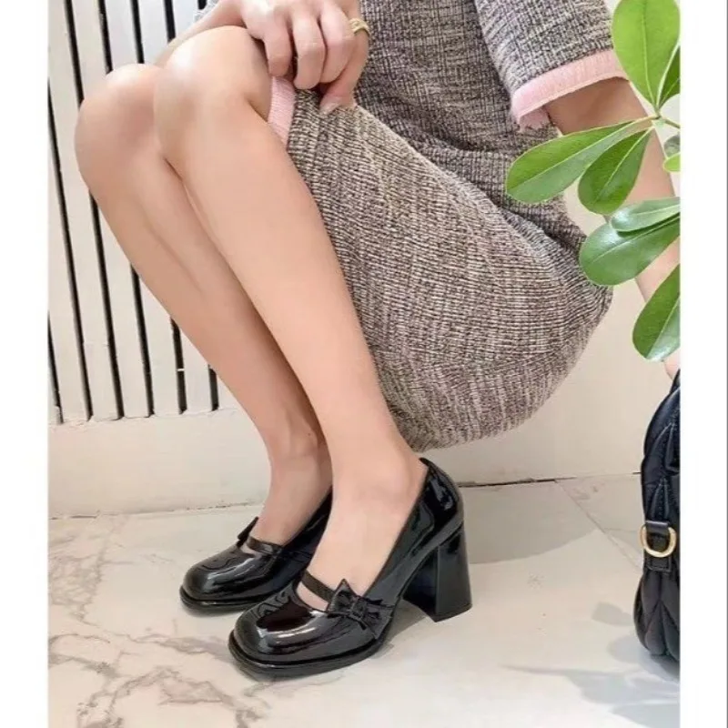الحلو القوس عالية الكعب الانزلاق على ماري جين أحذية المرأة لطيف شكل دائري تو كاب أحذية الحفلات للنساء براءات الاختراع والجلود مضخات Tacones