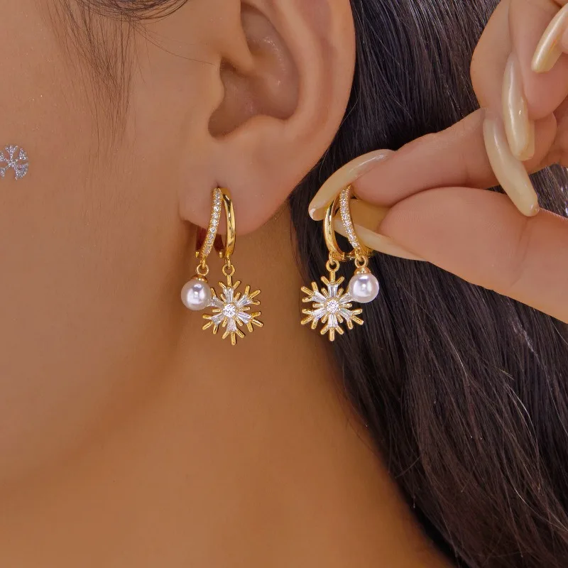 

Sweet style Christmas atmosphere, snowflake Ear studs, fashionable and simple, full of zircon imitation pearl earrings