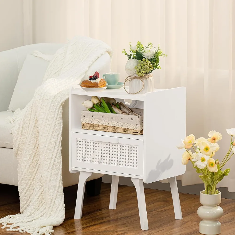 Juego de 2 mesitas de noche de ratán Lerliuo con estación de carga, mesa auxiliar con cajón y estante abierto, mesita de noche decorativa de caña con