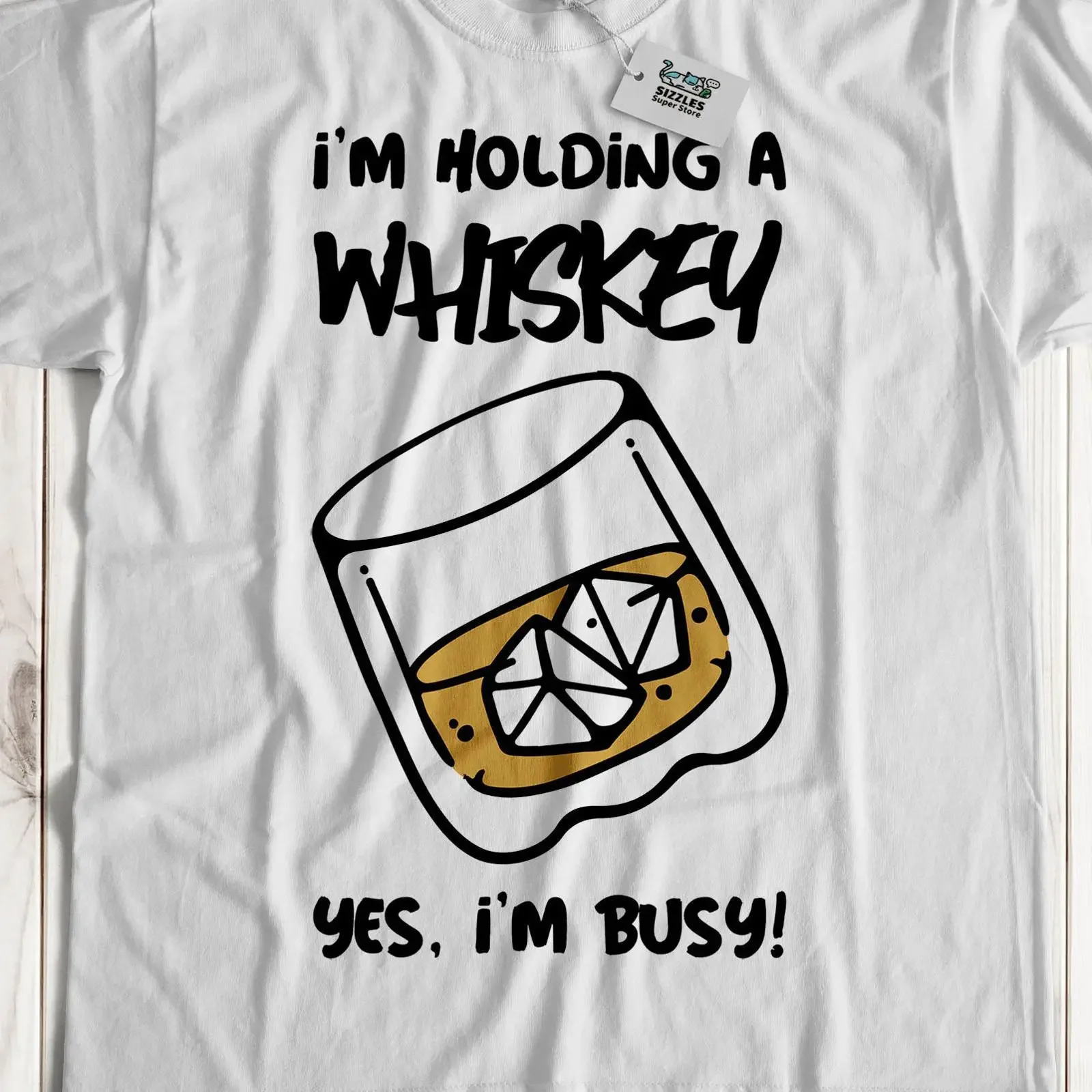 Camiseta Engraçada Vintage Lavada e Confortável com Estampa 'Estou Segurando um Whisky, Sim, Ocupado com o Whisky' para Avô, Pai, Irmão, Tio