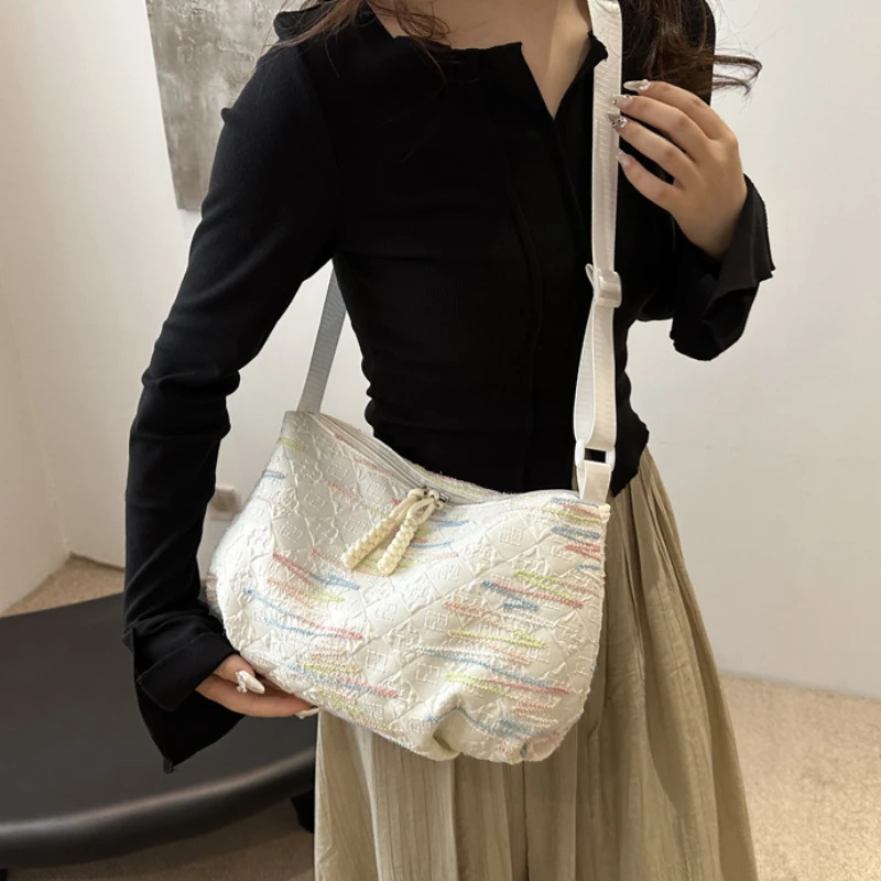 Versatile Casual Daily Commuting Shoulder Bag, Fashionable and Simple Large Capacity Embroidered Thread Diagonal Cross Tote Bag