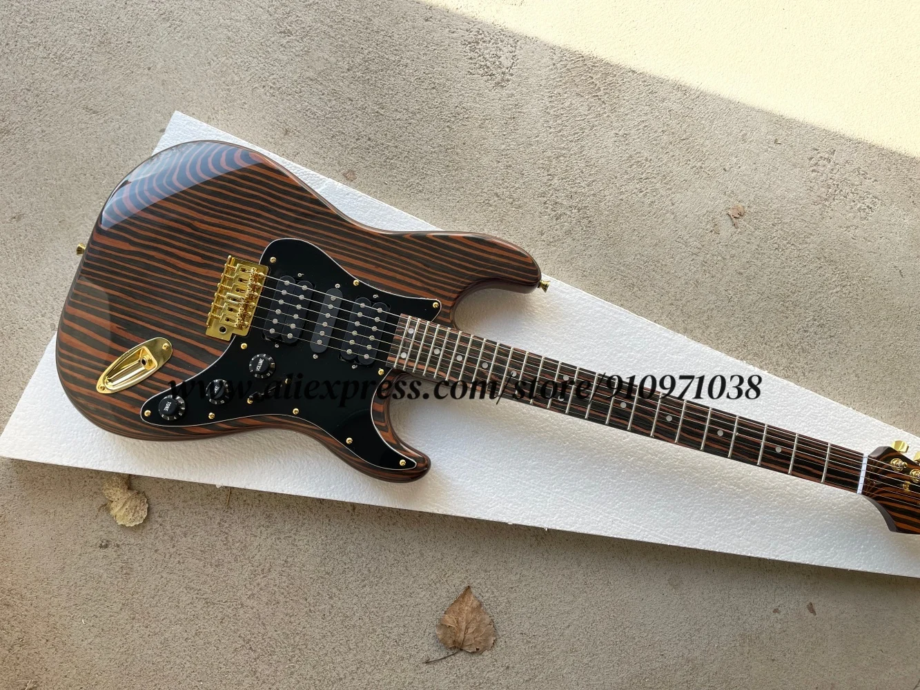 

Classic natural-color guitar, zebra wood body, zebra wood neck, HH pickups, Single swing bridge, 24 frets, golden tuner