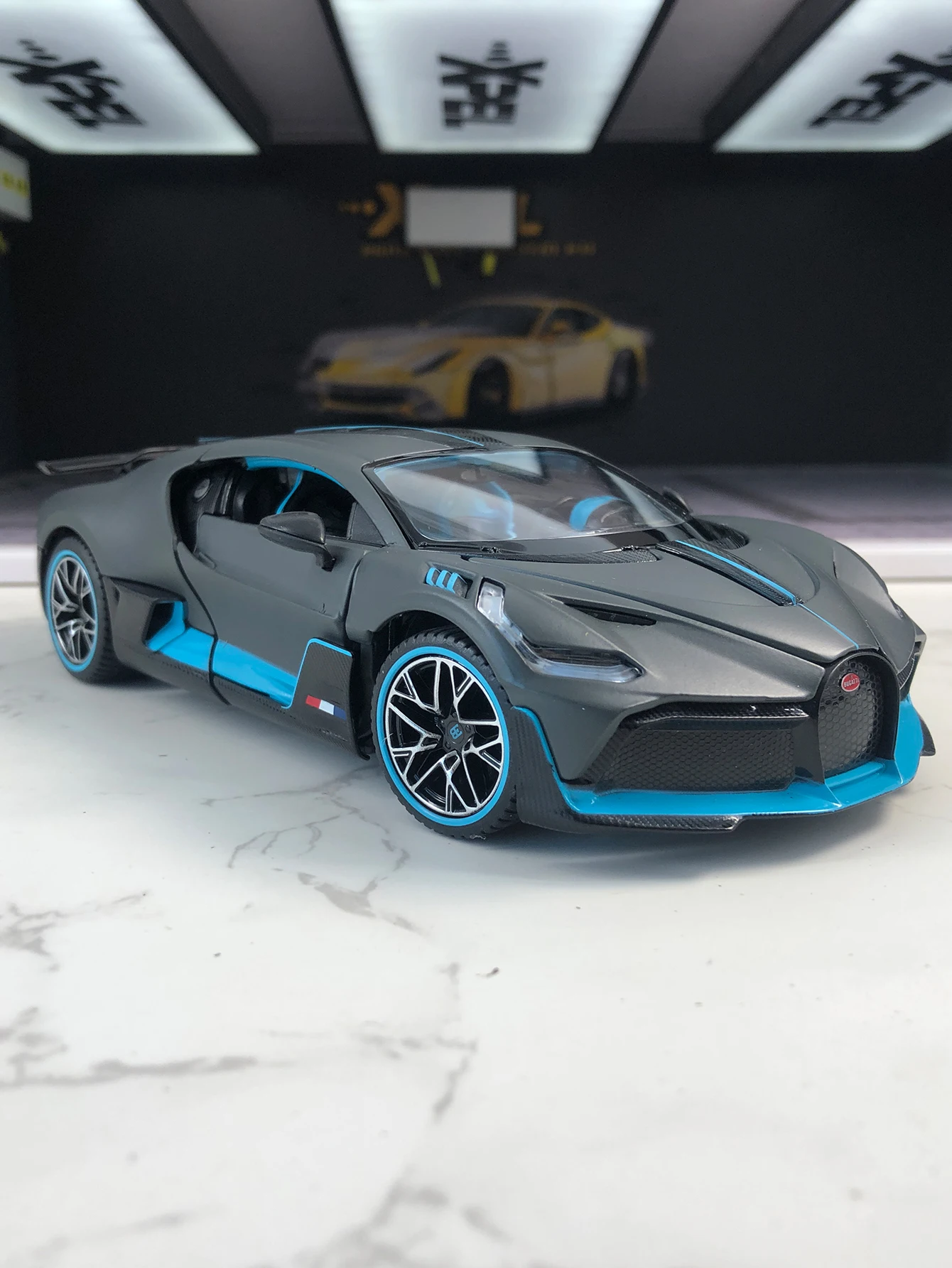 Rastar 1:24 simulation zinc alloy Bugatti DIVO model car, static ornament, metal collectible gift car
