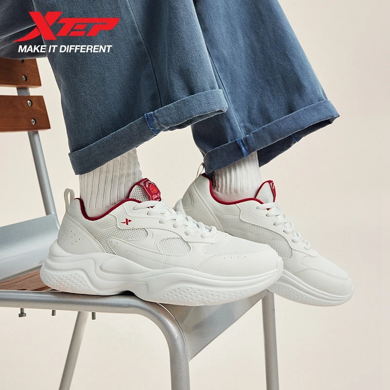 รองเท้า Xtep สำหรับผู้ชาย รองเท้ารีบาวด์น้ำหนักเบา ระบายอากาศได้ดี กันลื่น ทนทาน รองเท้าสไตล์เรโทร เพิ่มความสูง รองเท้าผ้าใบเดิน 874119320001