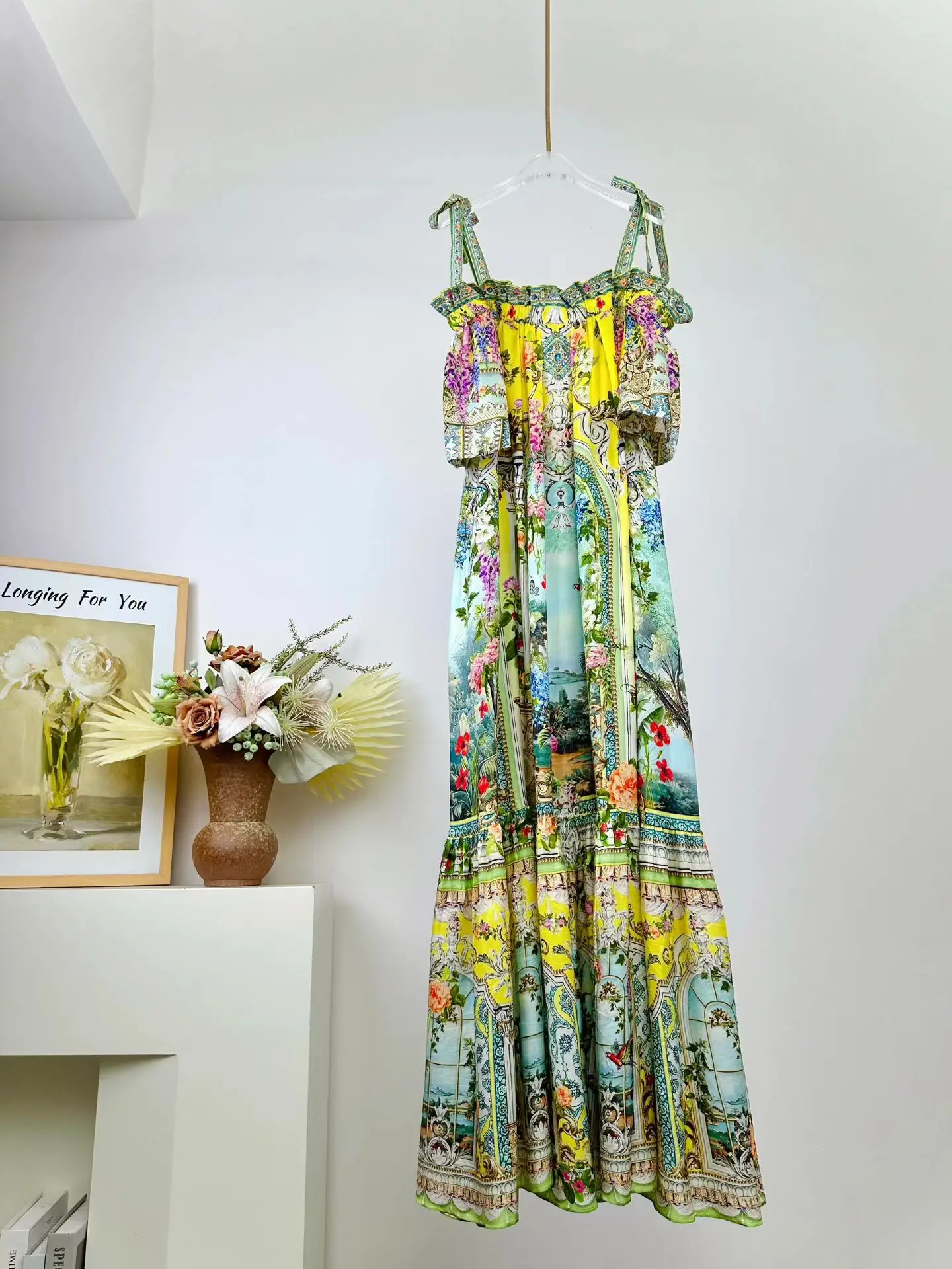 ชุดเดรสยาวผ้าไหมแท้ 100% ลายดอกไม้ สำหรับผู้หญิง สายเดี่ยว ประดับคริสตัล คอเฉียง แขนสั้น เหมาะสำหรับวันหยุด