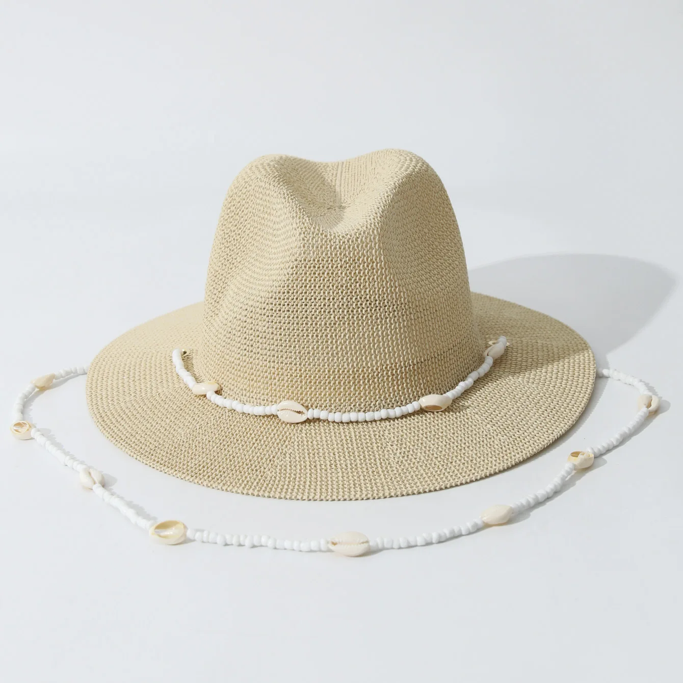 chapeau-de-soleil-d'ete-pour-femme-europeenne-orne-d'un-collier-coquillage-en-paille