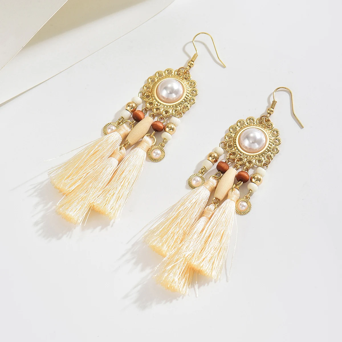 1 Pair of Fashionable Ethnic Style Hollow Sunflower Imitation Turquoise Wooden Bead Tassel Earrings, Western Tribal Vintage Long Tassel Earrings Suitable for Women to Wear on Vacation, Travel, Dance Parties, and as Jewelry Accessories