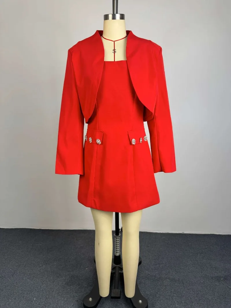Elegantes 2-teiliges Outfit für afrikanische Frauen: Kurzer Blazer und figurbetontes Minikleid mit Strassverzierung für Hochzeitsgäste, formelle Partys und Clubbesuche. – Detail 9