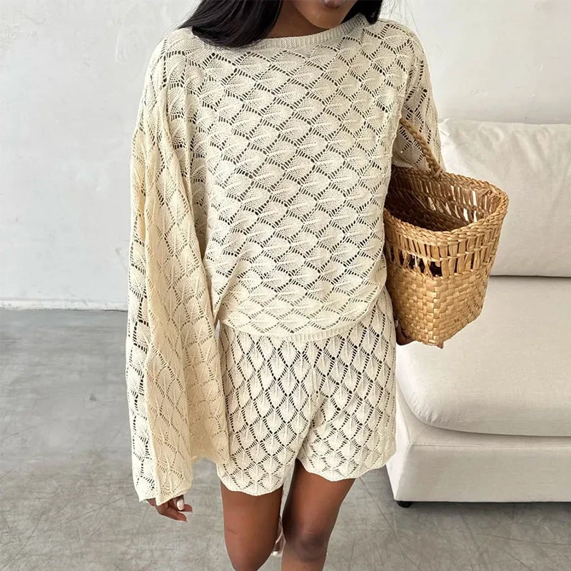 

Весенне-летний новый комплект с расклешенными рукавами: свободный костюм с высокой талией, шорты и вязаный топ, модный комплект из двух предметов.