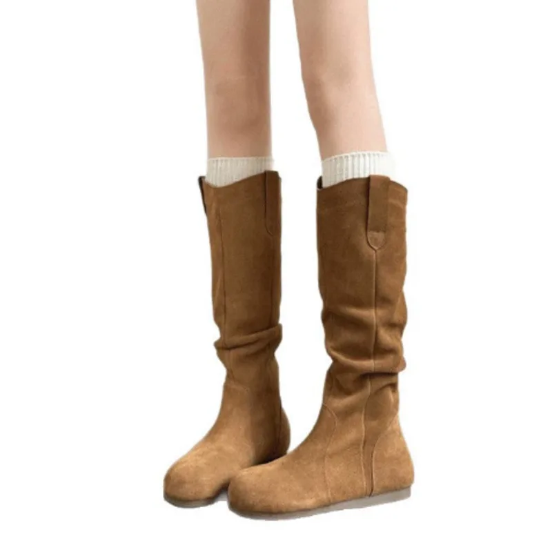 أحذية نسائية بكعب منخفض من جلد الغزال للركبة لعام 2025 أحذية نسائية بطيات على الموضة #1