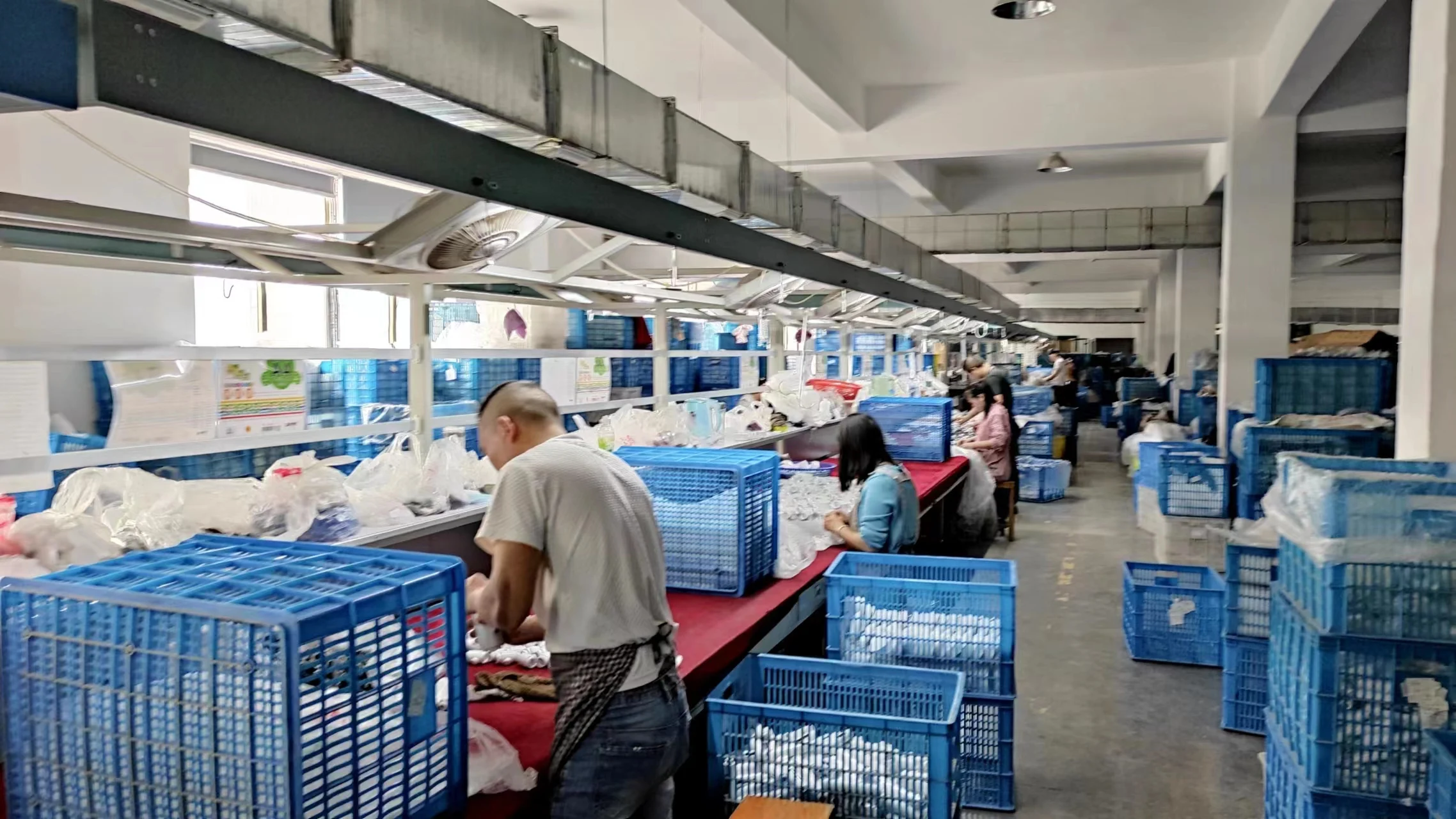 Rubinetto per doccia da bagno moderno a parete con rubinetto in ottone cromato con maniglia singola con soffione a risparmio idrico ad alta pressione