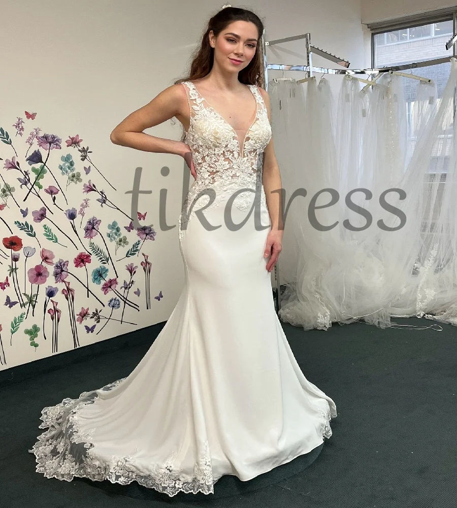 Elegante vestido de novia bohemio de sirena 2025 con cuello en V con cuentas de satén vestido de novia de playa campestre cola de encaje sin espalda novia bohemia personalizada