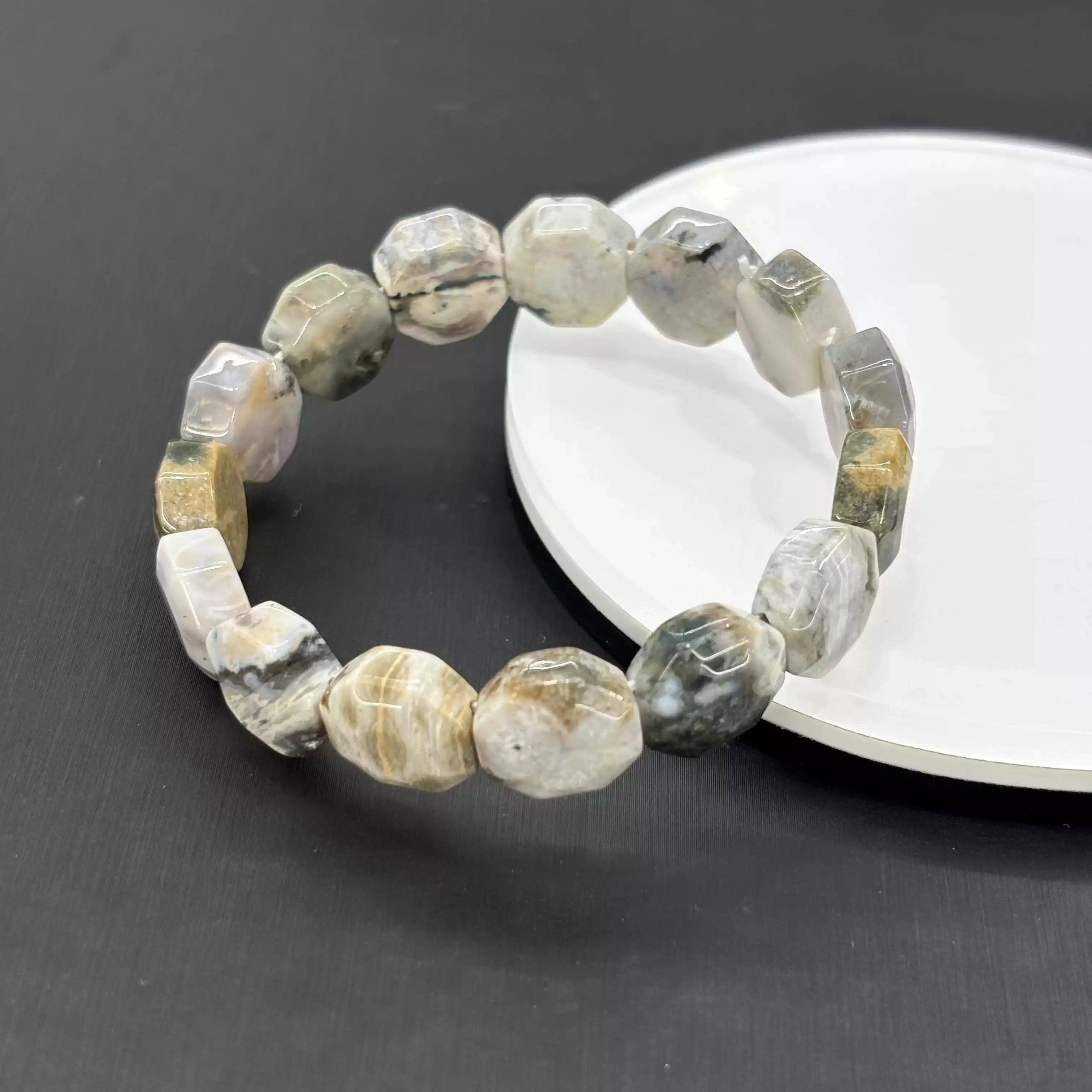 

Браслет из натурального полосатого агата с гранеными бусинами на резинке, серо-белый с зелено-коричневыми полосами и многофасонной полировкой, для женщин и взрослых.