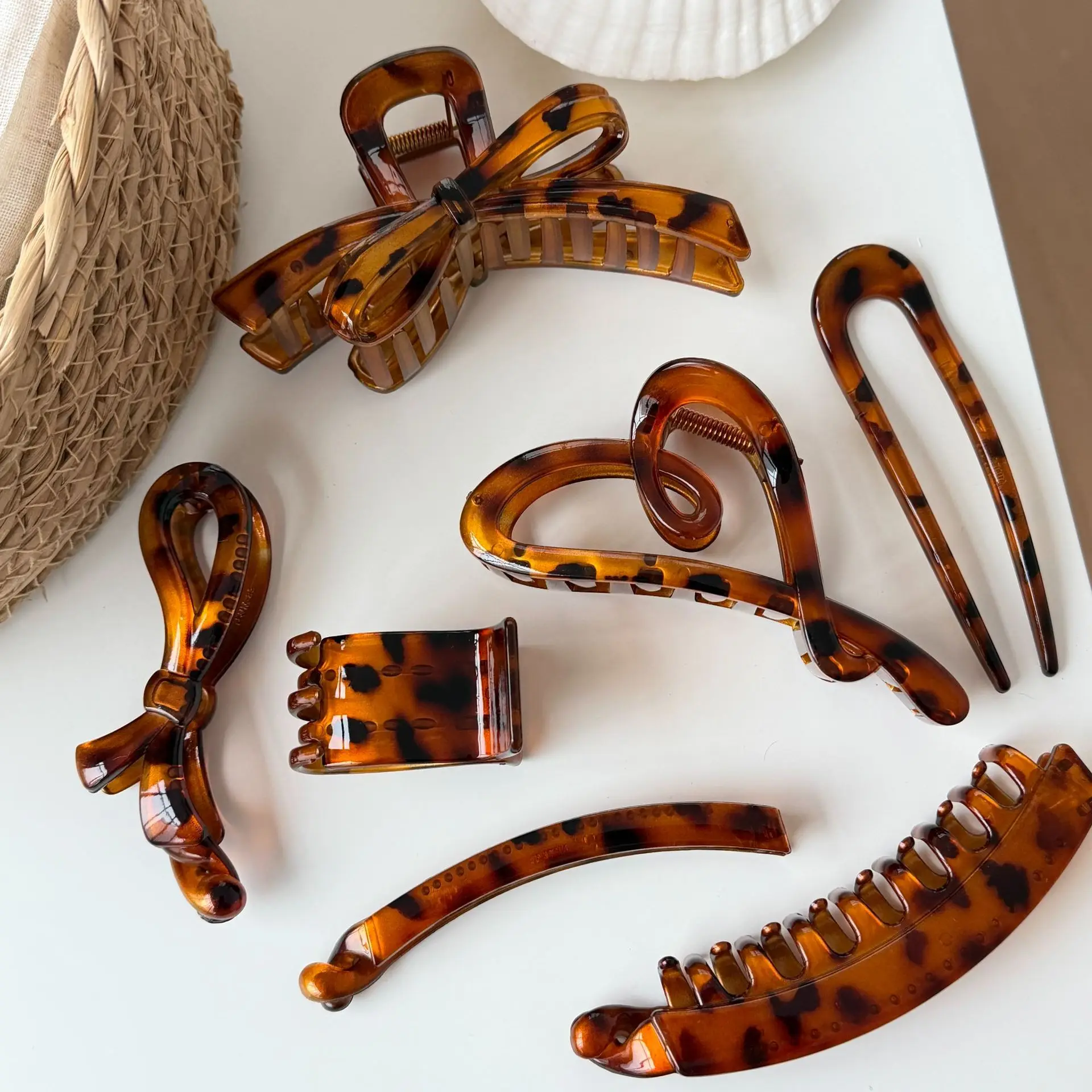 

Luxury Leopard Print Hair Clip with Heart-Shaped Bun Holder and Shark Clip Versatile Twist Clip for Back Hair