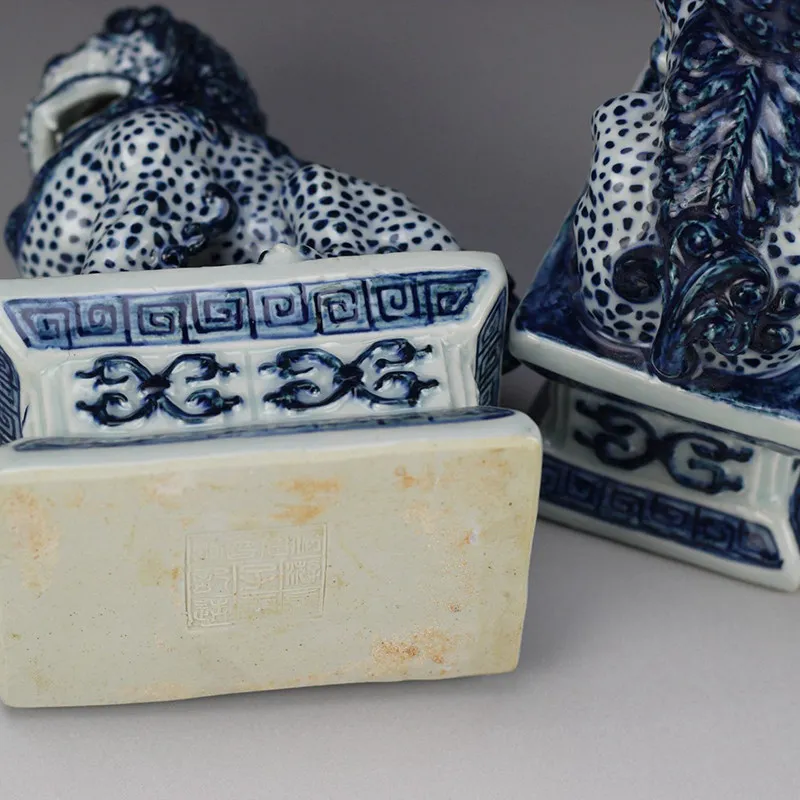 Jingdezhen ceramic hand-painted blue and white lion statue pair ornaments home and office desktop Decoration handicrafts