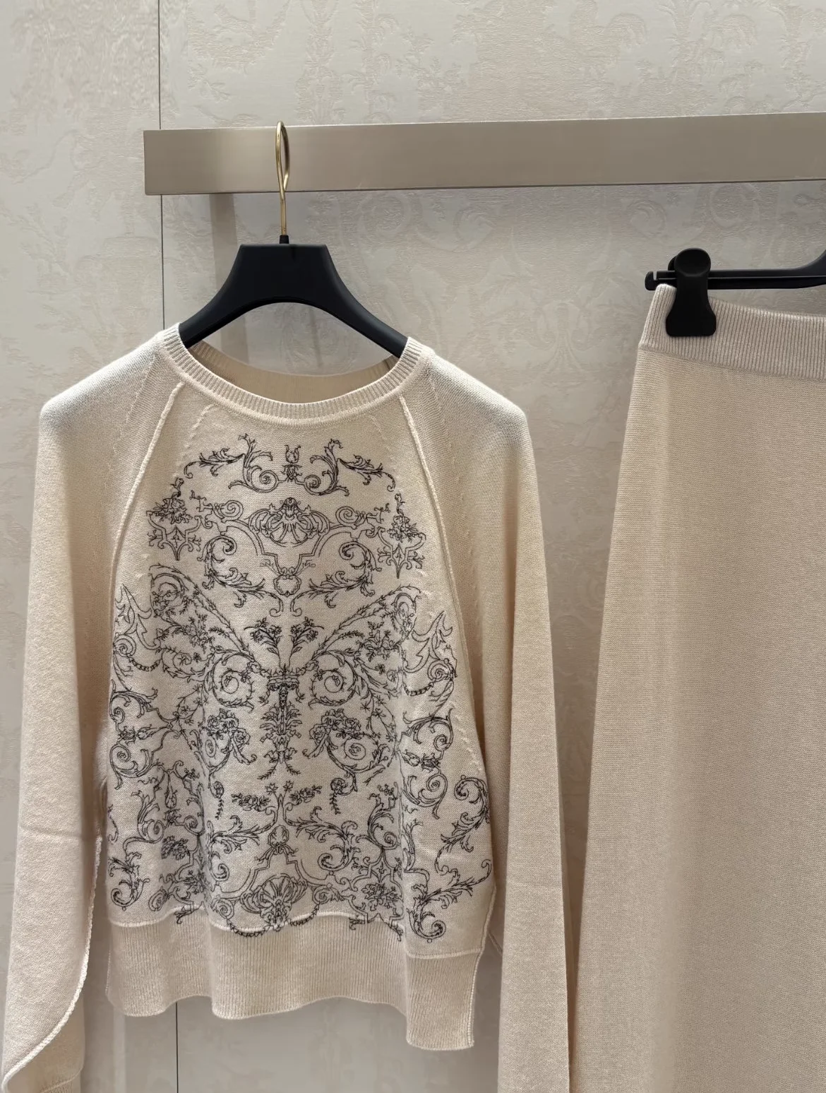 

High Quality Wool Beige Top Fashion Women's Cashmere Sweaters Casual Ladies Embroidered Wool Knitted Pullover