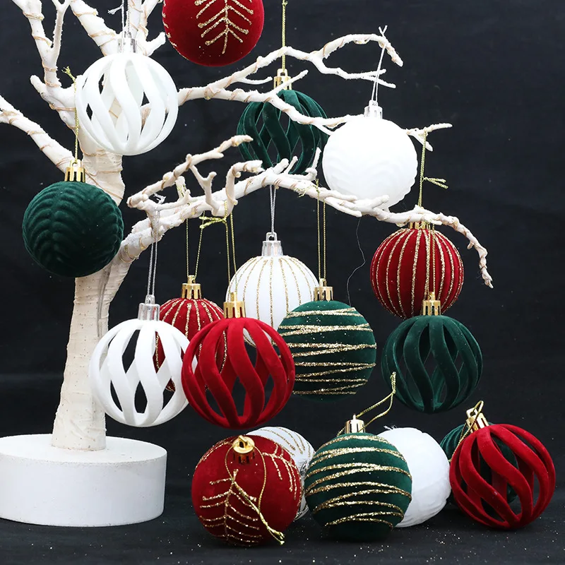 Rote Weihnachtskugel, grüner und weißer Plüsch, bemalte Kugel, Weihnachtsbaumdekoration, hängende Kugel, festliche Atmosphäre, Party-Dekoration