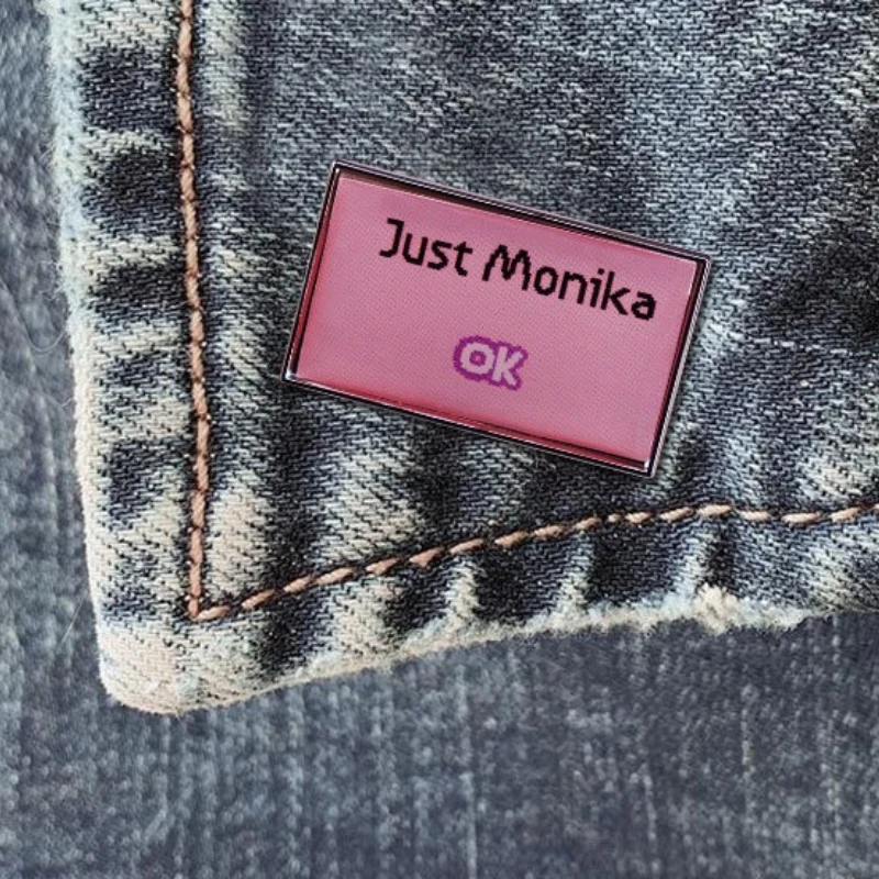 Neues Spiel Doki Doki Literature Club! Serie Niedliche Metall-Anstecknadeln Cartoon Just Monika OK Kreativität Rucksack Emaille-Brosche Geschenk – Detail 5