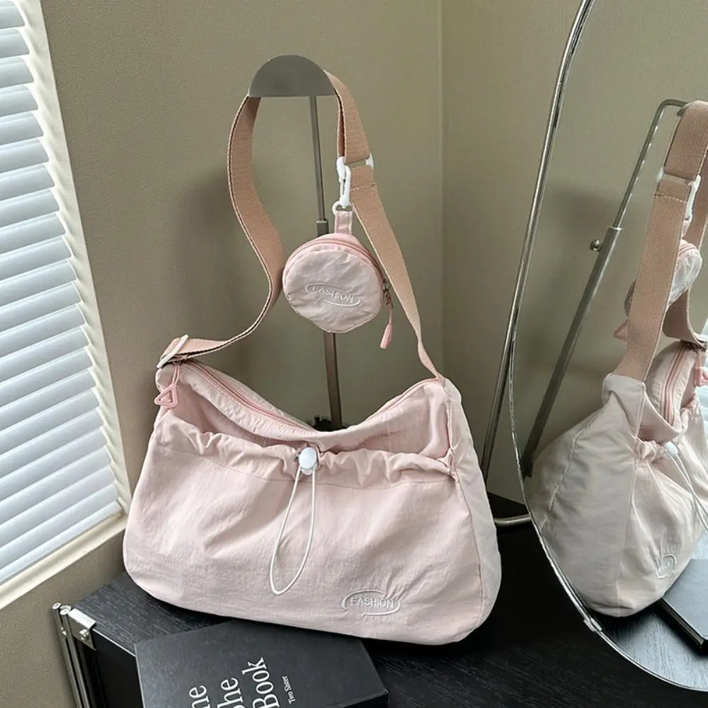 حقيبة كتف نايلون كاجوال بسيطة خفيفة الوزن ذات سعة كبيرة برباط حقيبة كروس مصممة بسحاب للتنقل للسفر