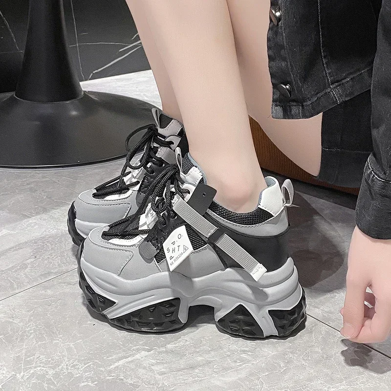 Sepatu kets kulit untuk wanita, sepatu Sneakers hak 10CM, sepatu olahraga Platform leher tinggi, sepatu kasual musim gugur musim semi, sepatu modis divulkanisir wanita