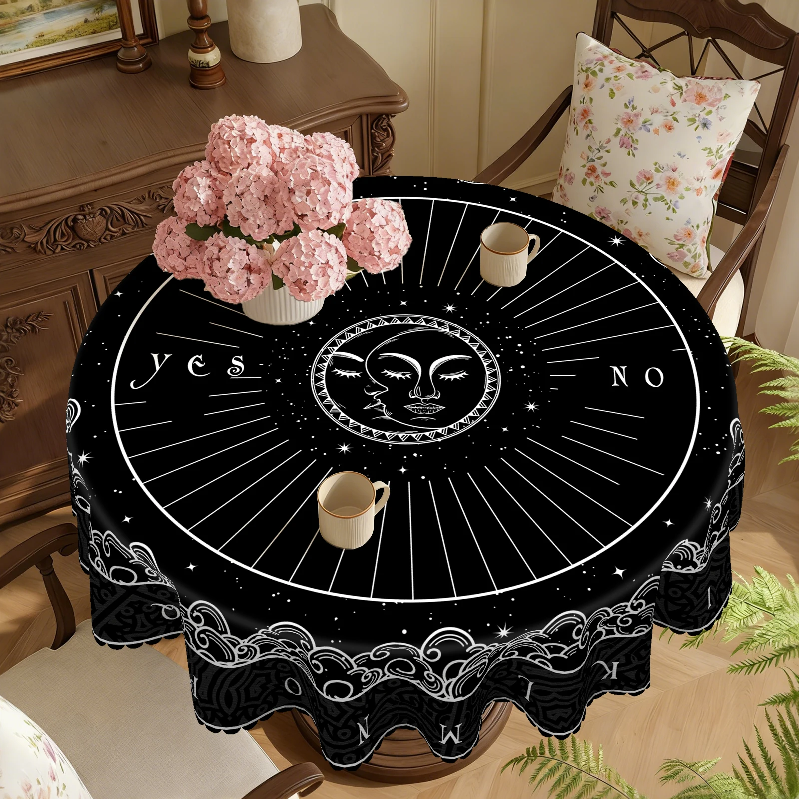 Классическая полиэстеровая скатерть с изображением карты Таро, схема черно-белого цвета, с 26-цветными буквами вокруг краев, принтами солнца и черепа, с тиснением краев, водонепроницаемая, устойчивая к морщинам, подходит для прямоугольных и круглых обеденных столов, подходит для гостиной, обеденного стола, обеденного стола на балкона, праздничного стола, праздничного стола, праздничного стола, летового стола, украшение на свежем вечеринке, украшение на свежем воздухе, летового столешни