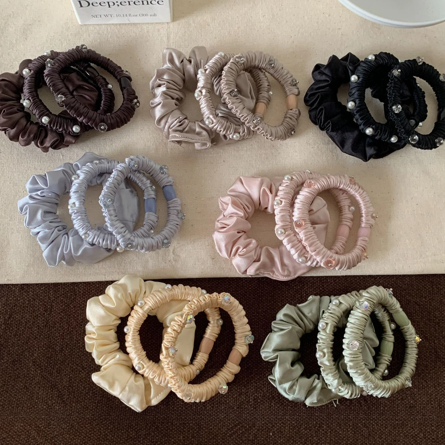 3 Stück Einfache Perlen-Kristall-Haargummis Hochelastische Schlichte Satin-Plissee-Scrunchies Haaraccessoires Satin-Falten-Haargummis – Detail 5