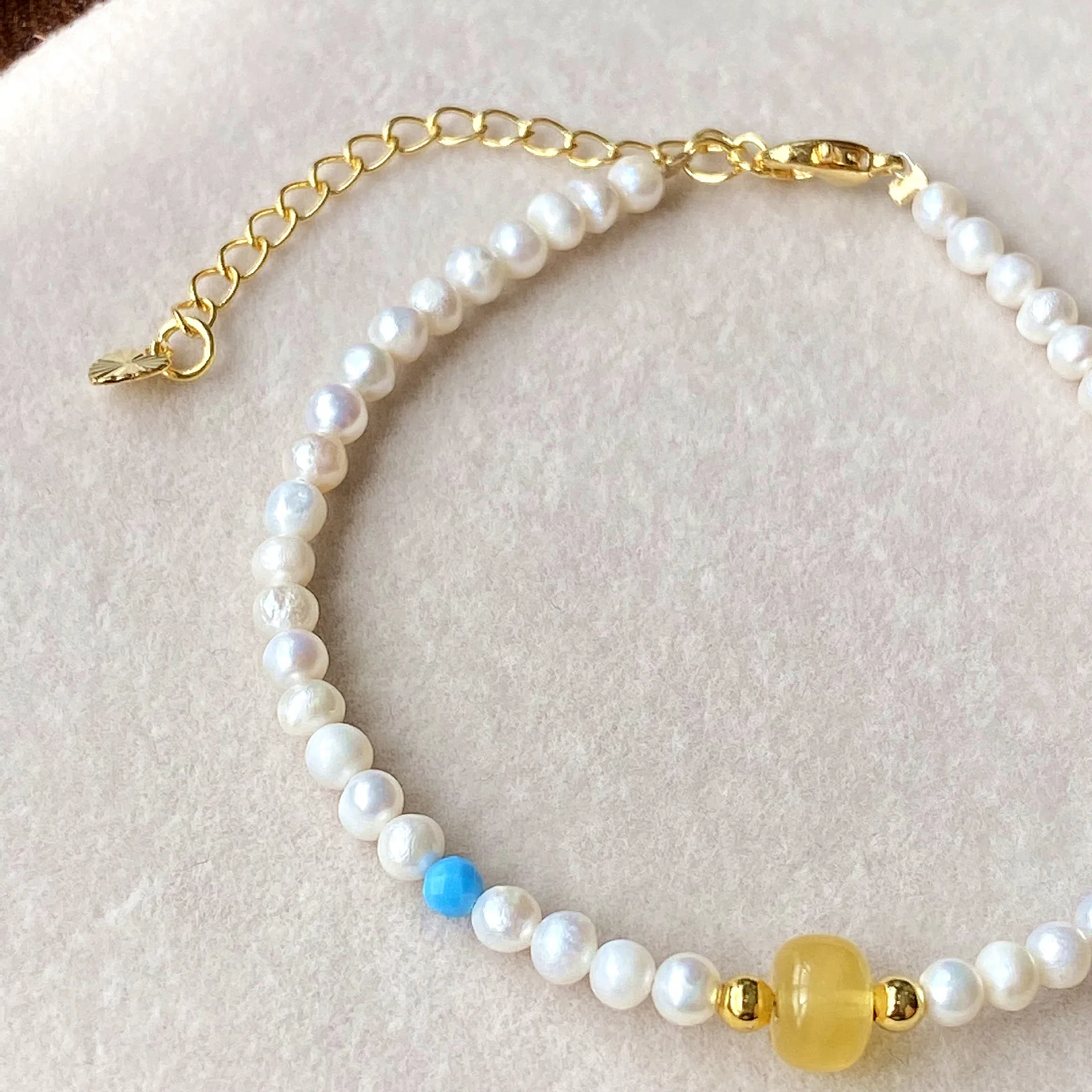 Natural, freshwater white pearls with oil yellow beeswax plate beads, bracelets, bracelets, simple styles, women's gifts.