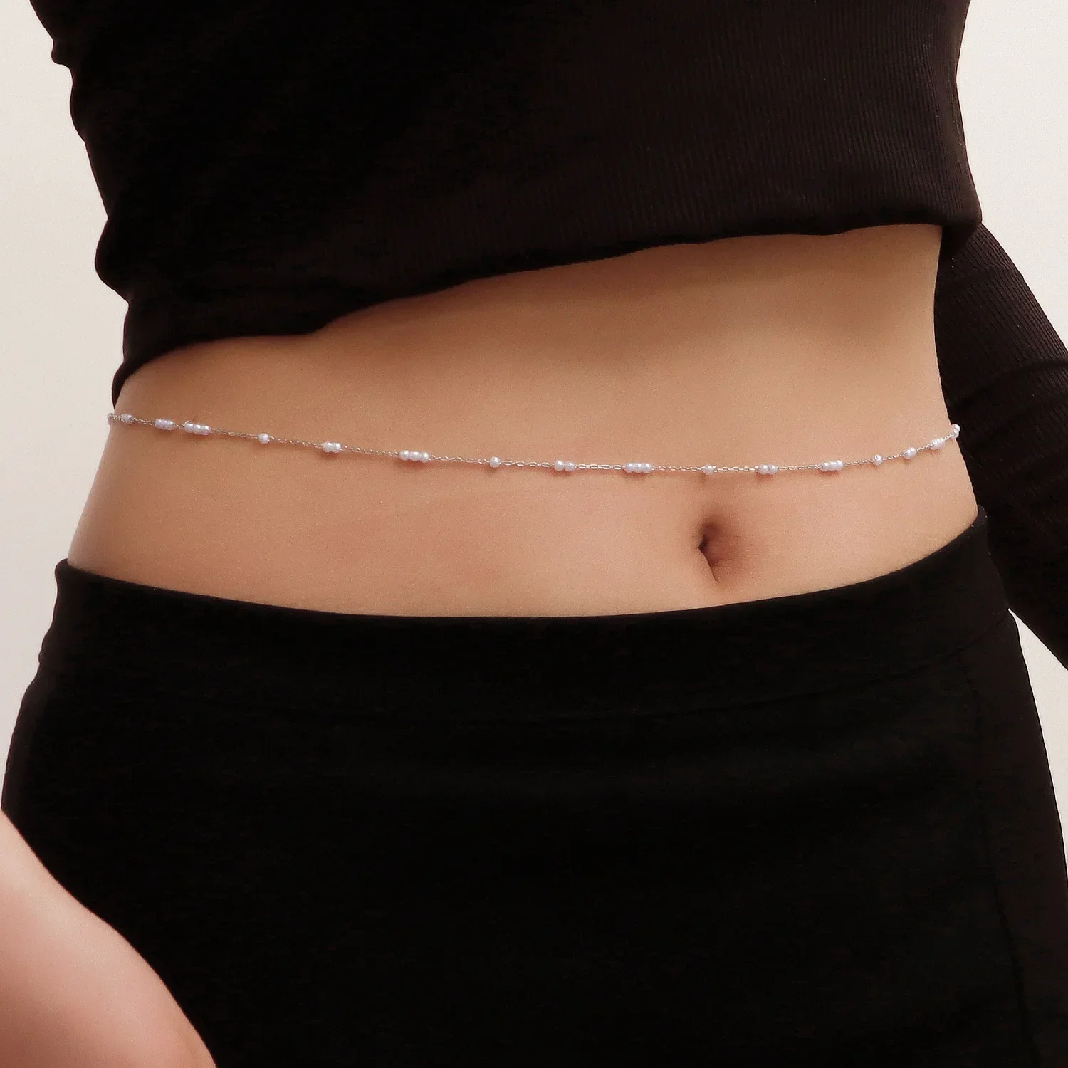 2025 Nuova catena estiva per il corpo da donna Temperamento minimalista, catena in vita con perle Stile sexy e fresco, catena in metallo monostrato