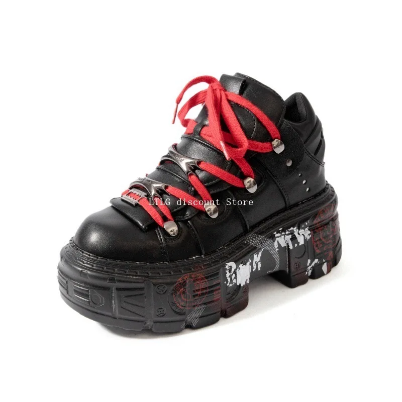 

2026 Новая брендовая женская обувь в стиле панк, туфли на платформе со шнуровкой, высота каблука 8 см, женские рок-сапоги, женские кроссовки с металлическим декором