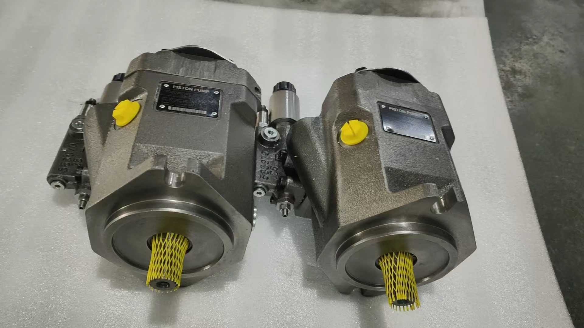 Pompa Piston Aksial Seri A10FM R902490715 A10FM58 /52R-VCC10N002 Pompa Piston Hidrolik A10FM37/52W-VCC10N000D