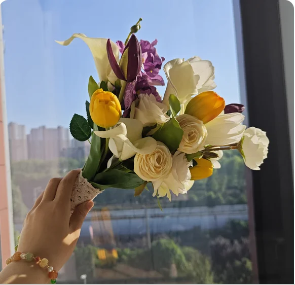 Hand props bouquet registration bouquet Euonymus grandiflorus tulip rose mix Mori photo studio wedding outdoor use.