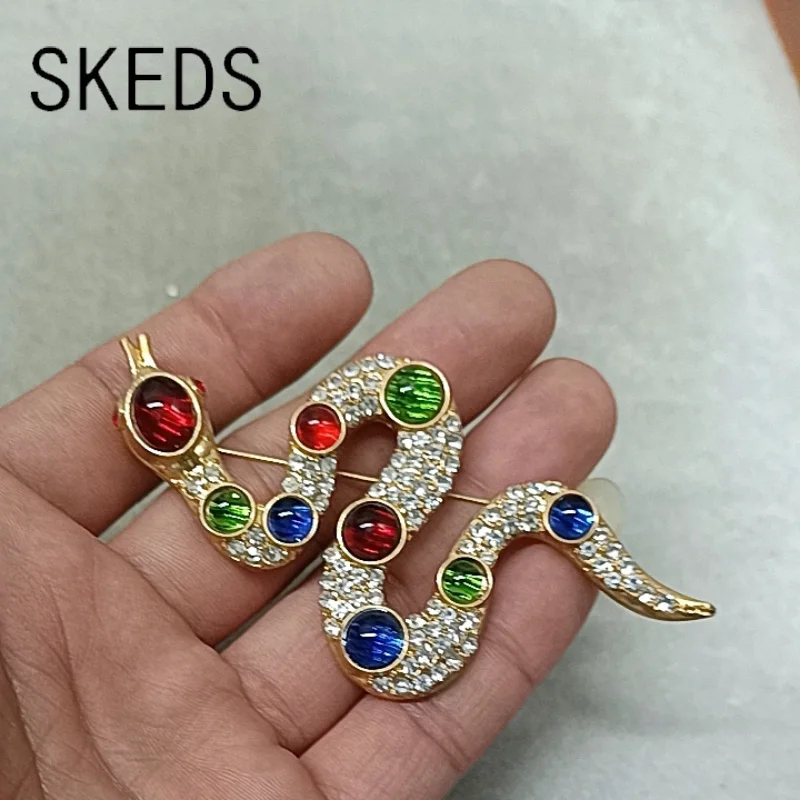 SKEDS النساء الرجال أزياء رائعة ملونة حجر الراين الأفعى بروش دبوس سيدة أنيقة كريستال الساطع الحيوان شارات صدر الفستان #2