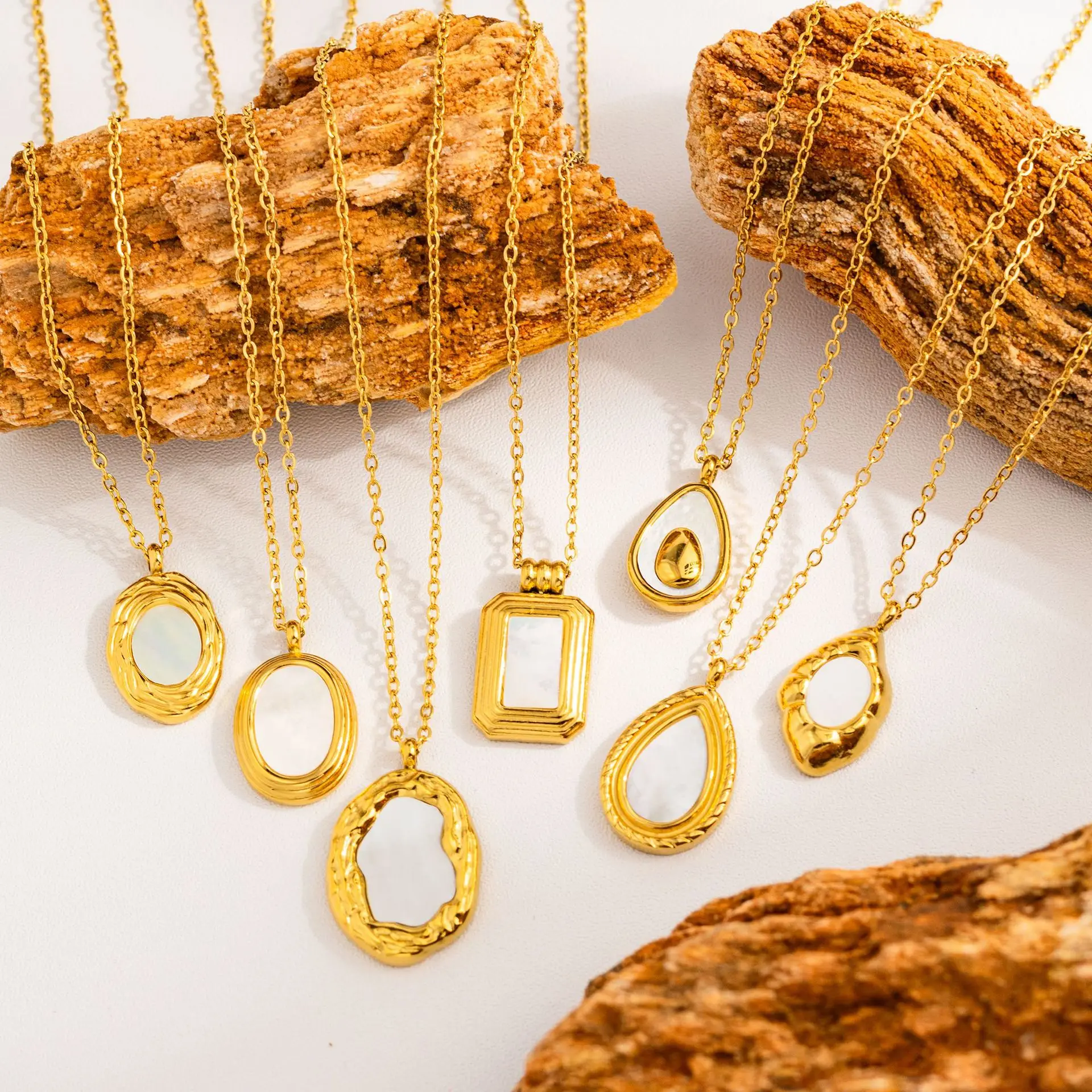 

charms mother-of-pearl necklace, heart-shaped geometric necklace, stainless steel necklace with 18K gold-plated women's jewelry