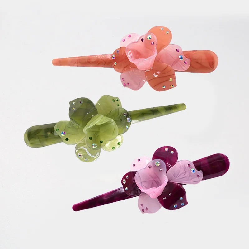 Chic Acrylic Flower Attached Hair Clips for Women Girls Crystal Decorative Ox Horn Shape Hair Clamps Headwear Hair Accessories