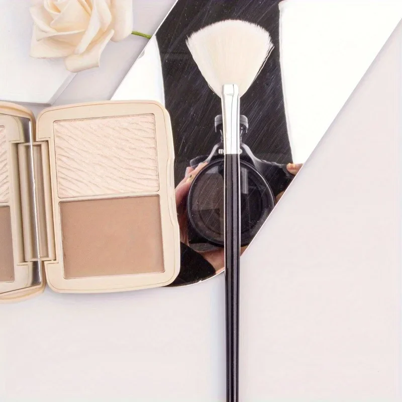 Novo único iluminador escova de maquiagem macia branco ventilador pó escova de maquiagem destacando ferramenta de beleza