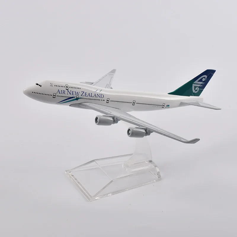 

Airplane Model B747 1/400 Scale 16cm New Zealand Airline Aircraft Toys Diecast Alloy With Light & Wheel Landing Gears