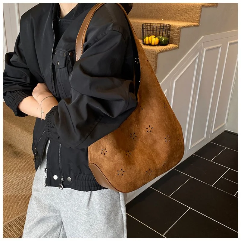 

Large Capacity Shopper Tote Bag For Business Women Featuring High-End Minimalist Vintage Look And Quality