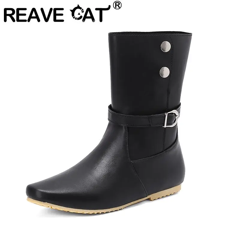 

REAVE CAT Женские сапоги до середины икры с круглым носком на плоской подошве, на пуговицах, с пряжкой на ремне, большой размер 46 47 48, винтажные повседневные повседневные ботинки Bota для женщин, коричневые