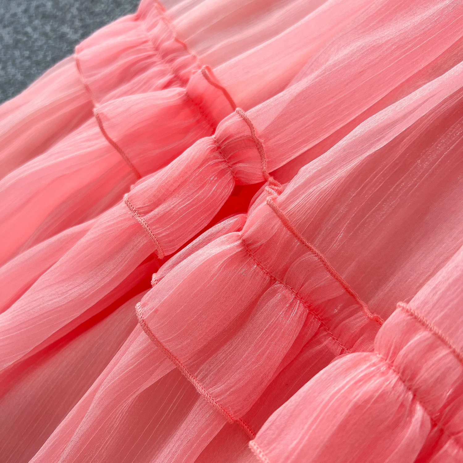 Elegancka, seksowna sukienka letnia damska w stylu boho z siateczki, zdobiona dżetami, z bufiastymi rękawami typu lampion, marszczona, w kształcie litery A, luźna, odzież damska.