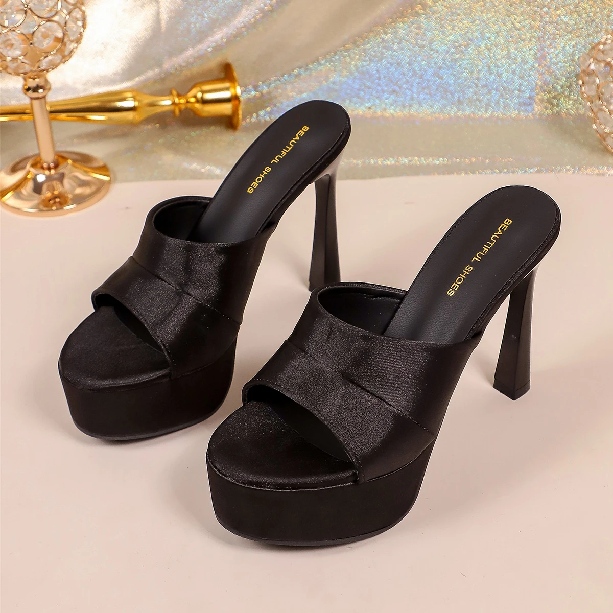 

Женские шлепанцы на толстой подошве с противоскользящим покрытием, водонепроницаемой платформой и стильными высокими каблуками с открытым носком.